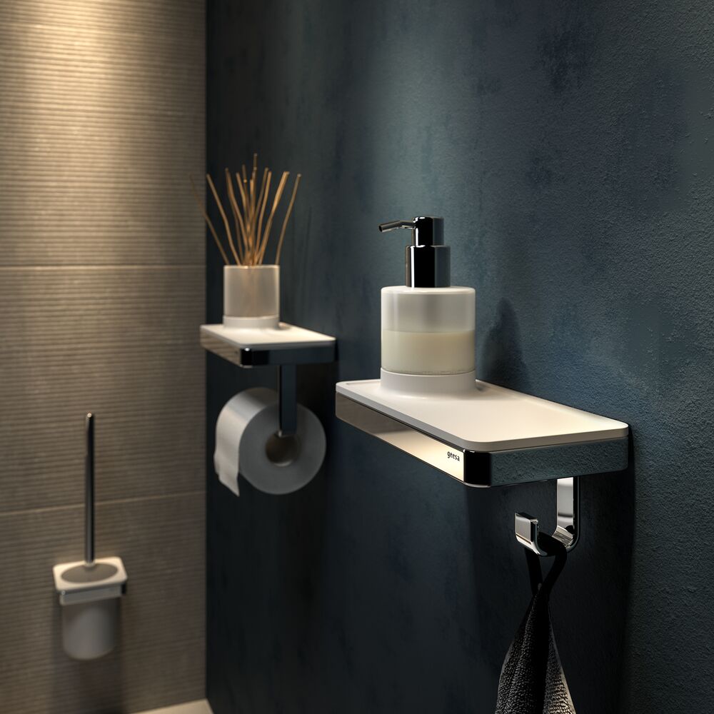 mensola con led e accessori per il bagno camera hotel