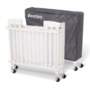 Lettino bianco con copertura anti polvere